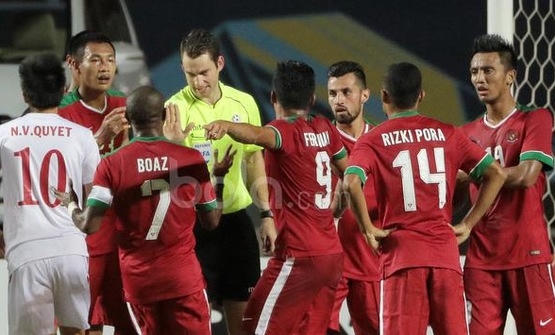 Tổ trọng tài bắt trận Indonesia vs Việt Nam bị chỉ trích.