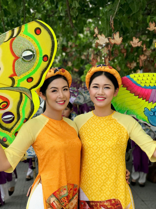 Ngọc Hân và Thanh Tú tỏa vẻ đẹp sáng ngời trong đoàn rước tôn vinh nghệ nhân, làng nghề.