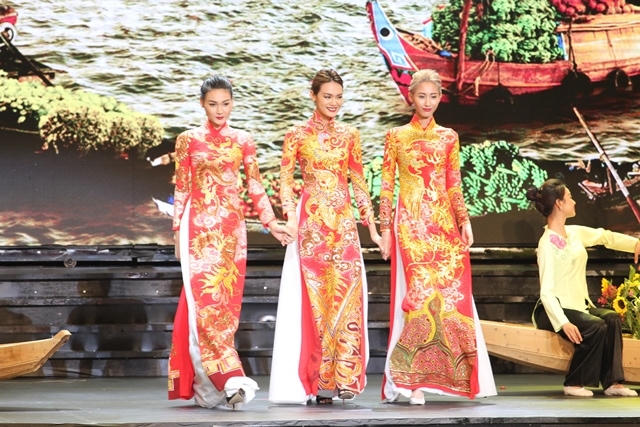Những chiếc áo dài mang đậm văn hóa của người Việt Nam càng được tôn lên bởi nét văn hóa và những con người miền Nam bình dị, gần gũi.