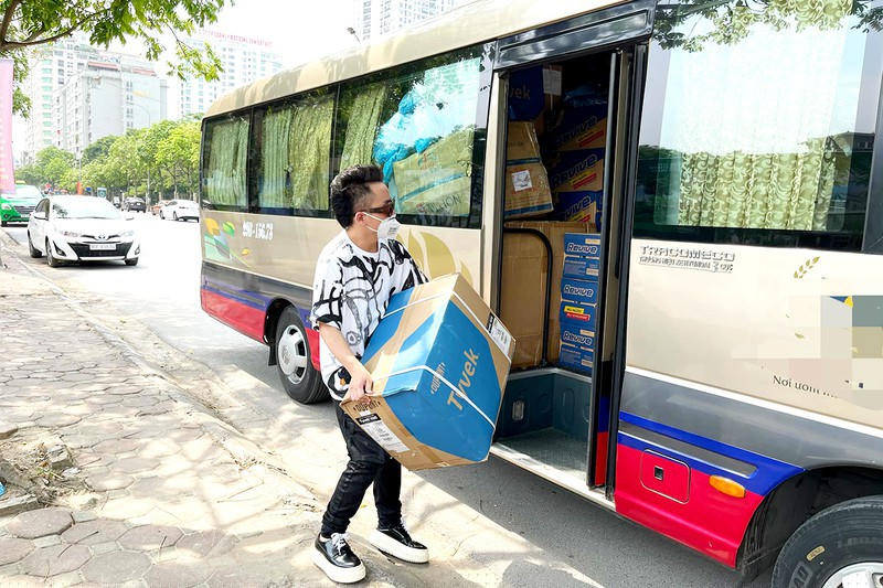 Ca sĩ Tùng Dương vận chuyển đồ bảo hộ đến Tỉnh đoàn Bắc Giang (Ảnh: PLO)