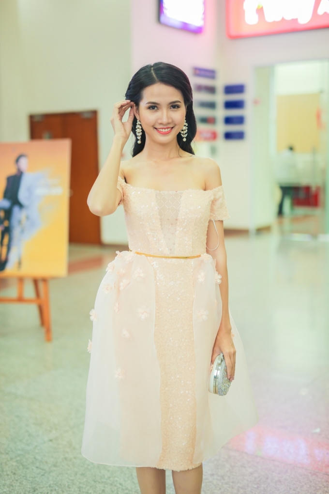 Phan Thị Mơ khoe vai trần gợi cảm trước ống kính.