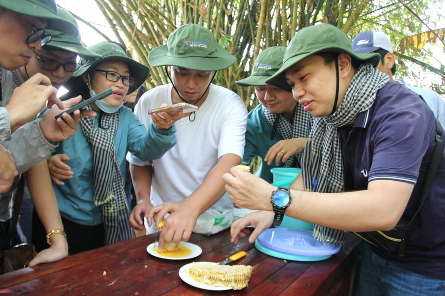 Ngày nay, săn mật ong và đặt trúm lươn không chỉ là kế sinh nhai mà còn trở thành sản phẩm du lịch trải nghiệm hấp dẫn.