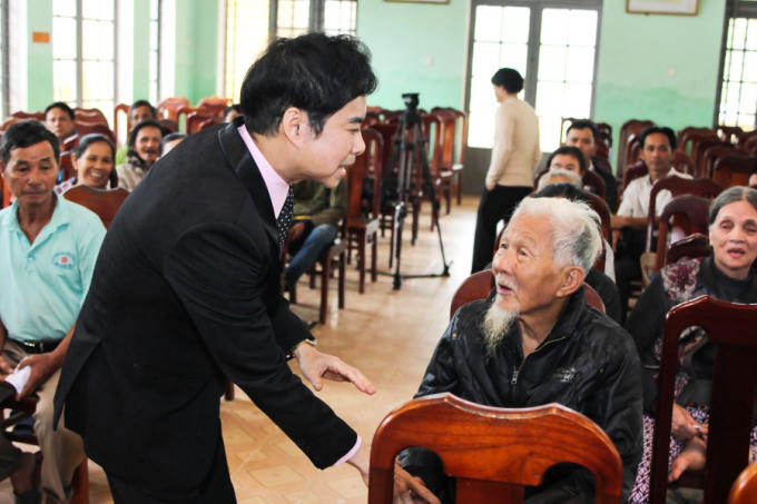 Danh ca Ngọc Sơn trao hơn 300 triệu cho đồng bào vùng bão lũ Quảng Nam