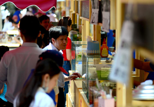 Phố hàng rong này hoạt động trong khung giờ từ 6g-9g và 11g-14g mỗi ngày. Phố dài 30 mét, có 30 hộ dân thay phiên nhau kinh doanh dịch vụ ăn uống.