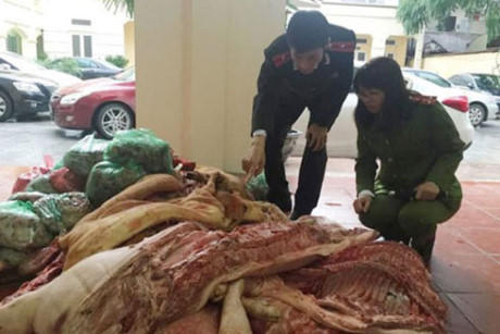 Lực lượng chức năng kiểm tra, thu giữ thực phẩm không rõ nguồn gốc