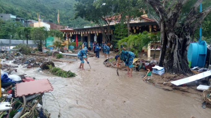 Tang thương ở Nha Trang: 12 người chết, xế hộp ch&igrave;m nghỉm trong biển nước