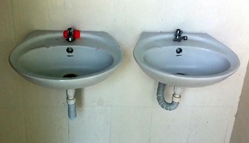 Bồn rửa tay lắp đặt trong nhà vệ sinh trị giá hơn 600 triệu đồng. Ảnh: Cửu Long.