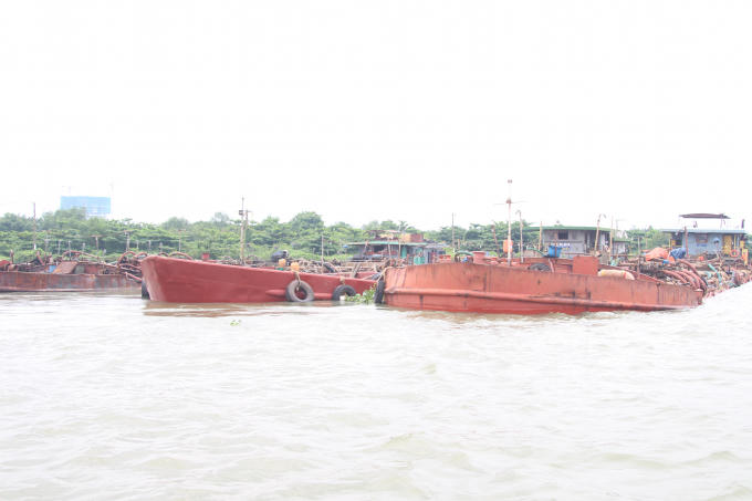 Ba xà lan đang bị tạm giữ.