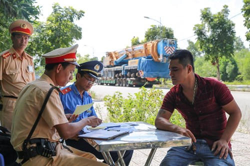 Cảnh sát giao thông tiến hành lập biên bản xử lý vi phạm.