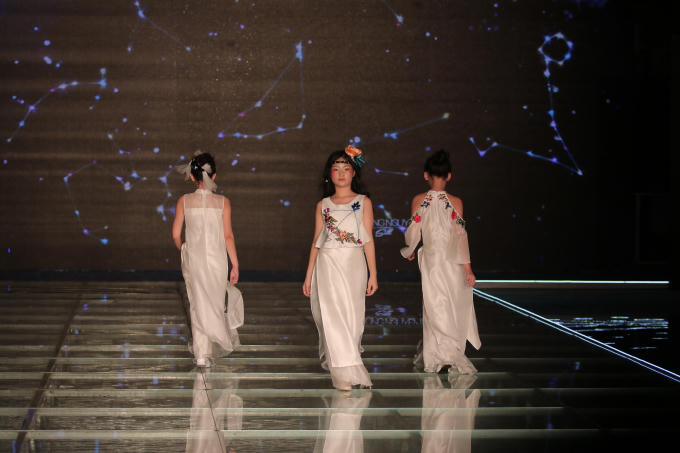 Năm nay Tuần lễ thời trang trẻ em được đầu tư hoành tráng nhất và công phu nhất trong 3 mùa với một sân khấu khá đặc biệt khi được dựng lên bởi mặt kính cường lực trên mặt nước.