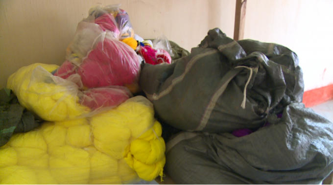 Nguyên vật liệu phục vụ dệt may thổ cẩm chất đống một góc suốt 3 năm qua. Ảnh: Nguyệt Chi