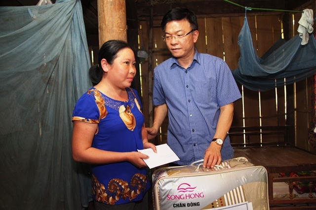 Bộ trưởng động viên thăm hỏi từng hộ gia đình.