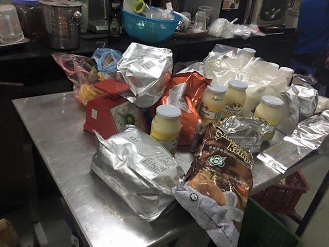 Nguyên liệu làm trà sữa đều không rõ nguồn gốc xuất xứ - (Ảnh: Facebook)