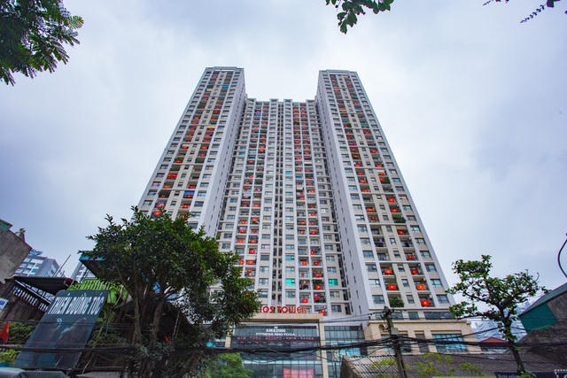 Tại một số toà chung cư cao tầng ở Hà Nội, cư dân cũng treo cờ hưởng ứng ngày lễ trọng đại của đất nước. Trong ảnh là toà chung cư kín cờ 4 góc trên đường Tam Trinh (quận Hoàng Mai).