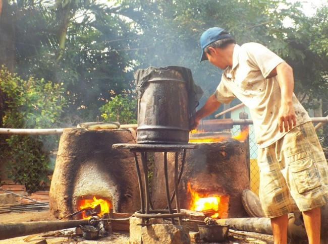 Người dân đang chăm chút cho nồi lò được ra sản phẩm đẹp mắt.