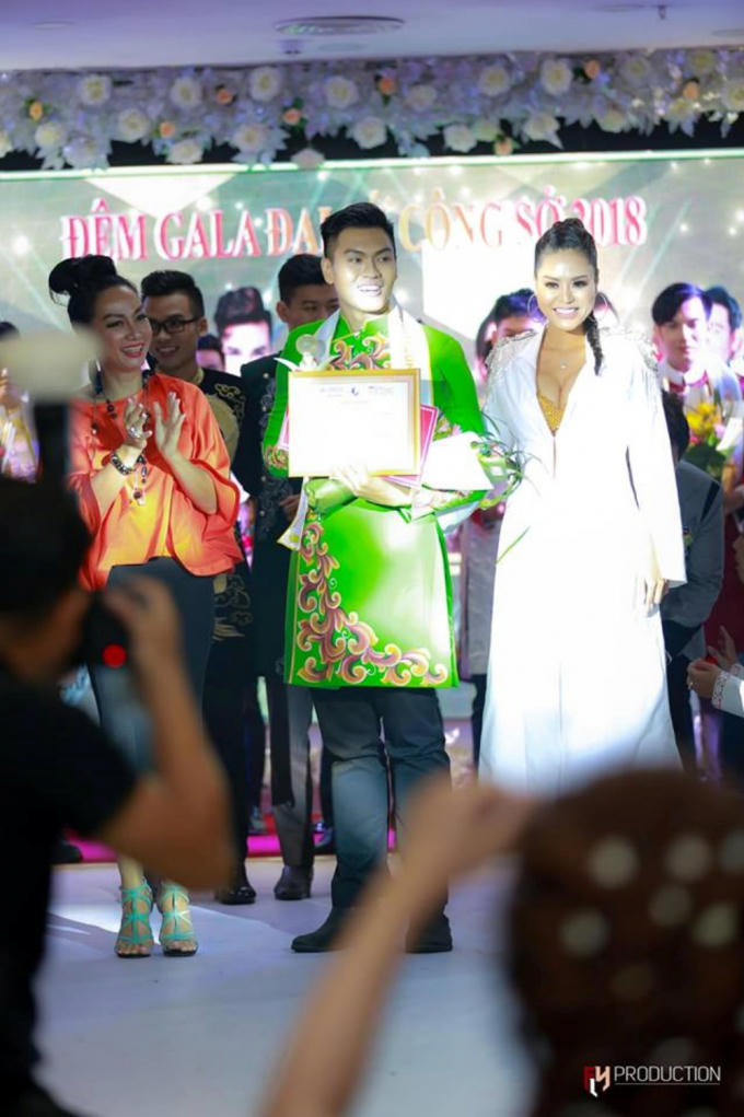 Xuất hiện quyền lực trên