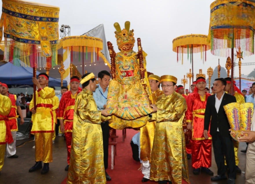 Nghi thức rước kiệu vua Lý Anh Tông được thực hiện trang trọng tại Lễ hội Cầu ngư xuân Bính Ngọ 2026 ở Đặc khu Vân Đồn.