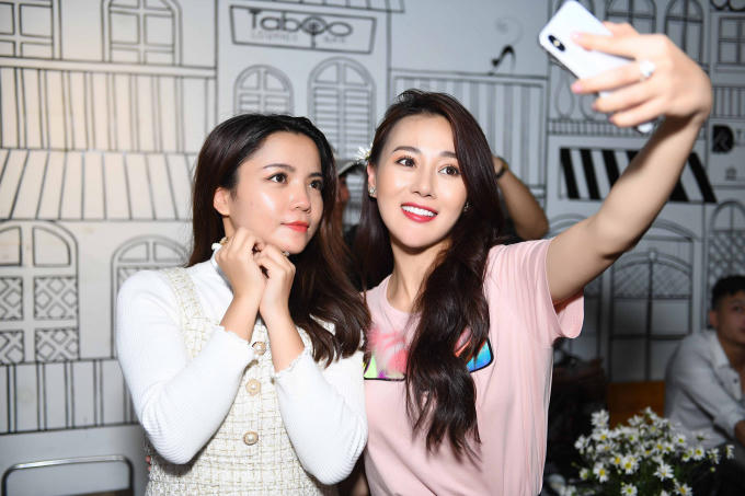 Phương Oanh khoe giọng hát trong buổi gặp fan