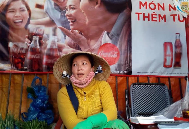 Chị Tuyền vợ của Mười buôn bán rau cải tại chợ Cần Thơ.