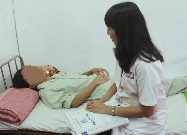 Anh Phạm Thanh L. đang điều trị tại Bệnh viện. (Ảnh: DT)