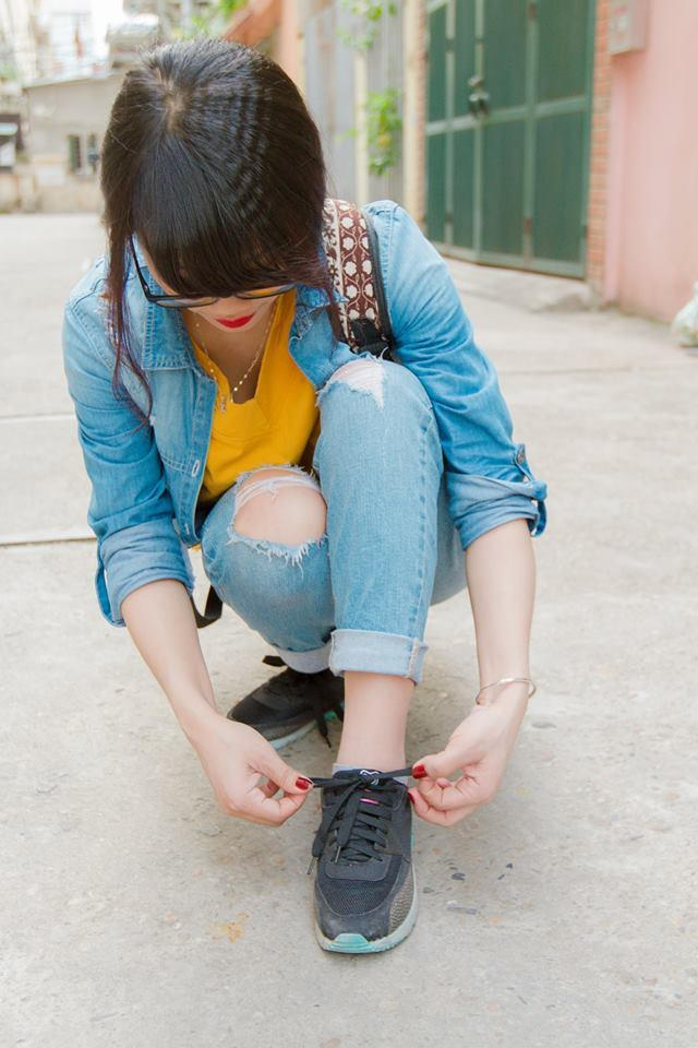 Là nữ nhà báo - cô ấy sẽ chẳng được diện những bộ váy điệu đà, những đôi giày cao gót khi đi làm.  Ảnh: FBNV