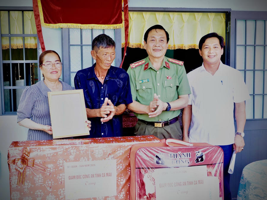 Đại tá Hồ Việt Triều trao Quyết định bàn giao Nhà tình nghĩa và tặng các phần quà Tết Quân – Dân cho gia đình ông Tô Tuấn Anh.