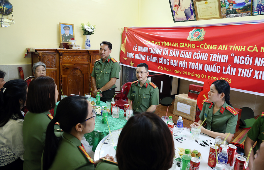 Thượng tá Phan Văn Sang, Trưởng phòng Công tác chính trị Công an tỉnh An Giang phát biểu tại buổi lễ