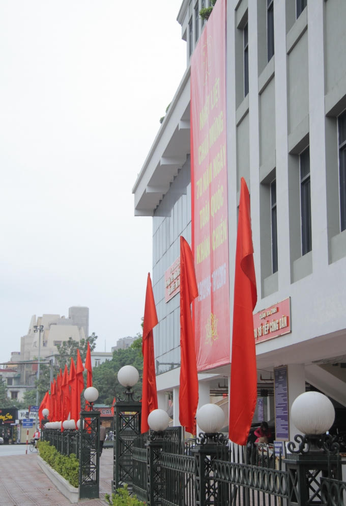 Cờ và biểu ngữ chào mừng.