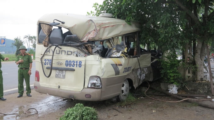 Vụ tai nạn khiến 10 h&agrave;nh kh&aacute;ch tr&ecirc;n xe bị thương, được đưa đến bệnh viện cấp cứu sau đ&oacute;.