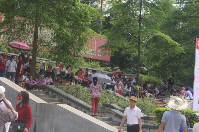 Các lùm cây là nơi người dân tập trung nghỉ ngơi sau hành trình về dâng hương.