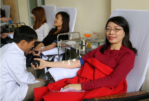Cô Loan cán bộ phòng Đào tạo trường VHNT Quân đội tham gia hiến máu