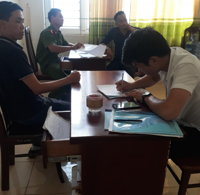 PVTV Trương Thế Hùng bị giật đứt cúc áo,vchảy máu miệng và 2 CTV đang viết đơn trình báo tại Công an huyện Krông Buk.