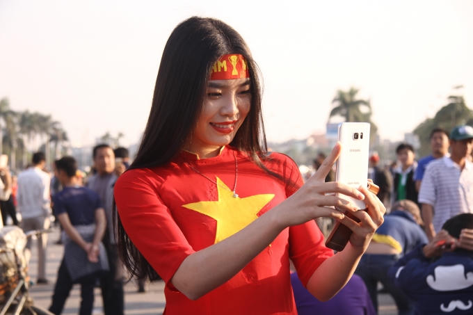 Một CĐV tranh thủ chụp ảnh trước trận đấu.