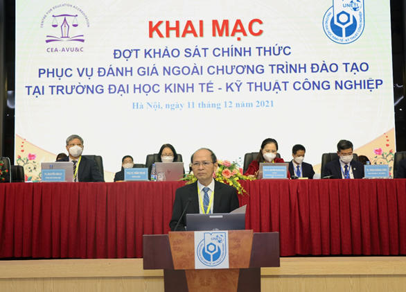 Ông Nguyễn Anh Tuấn – Chánh văn phòng Trung tâm KĐCLGD công bố Quyết định trong buổi Lễ.