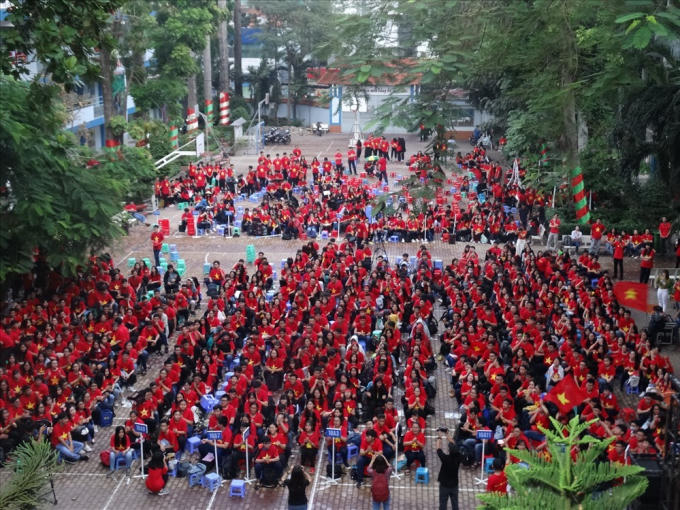 Học sinh trường THPT Trần Phú mặc áo cờ đỏ sao vàng cổ vũ đội tuyển Việt Nam .