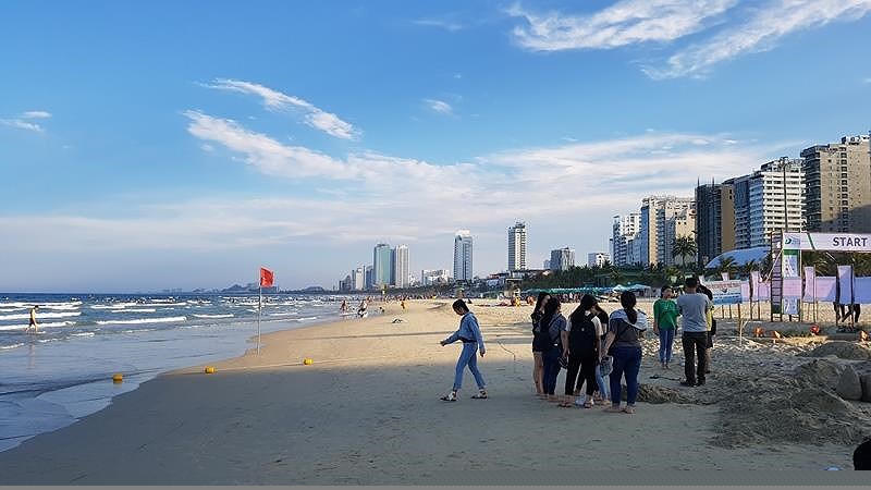 Du khách đến Đà Nẵng vui chơi, tắm biển ngày càng tăng. Ảnh: TẤN VIỆT.