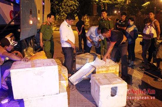 Hàng được nhà xe giấu trong khoang đã bốc mùi và không có giấy tờ hợp lệ.