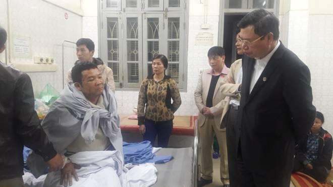 Ông Bùi Văn Thắng, Giám đốc Sở Giao thông vận tải Hòa Bình đến thăm và chia sẻ với người bị tai nạn tại Bệnh viện đa khoa tỉnh Hòa Bình.