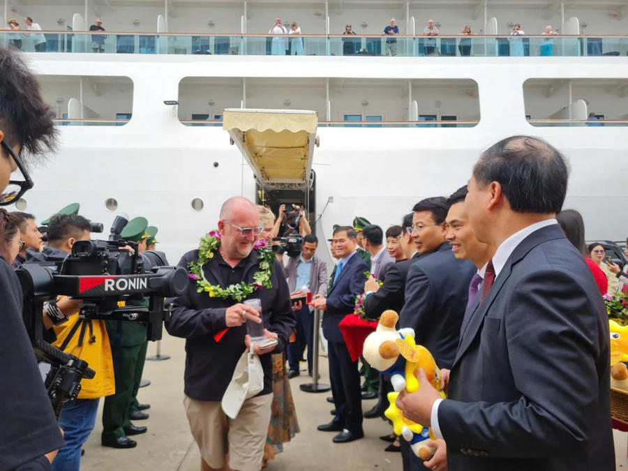 Du khách thích thú đón nhận món quà lưu niệm chúc mừng năm mới từ đại diện lãnh đạo UBND tỉnh Quảng Ninh, sở ban ngành chức năng và cảng tàu khách quốc tế Hạ Long.