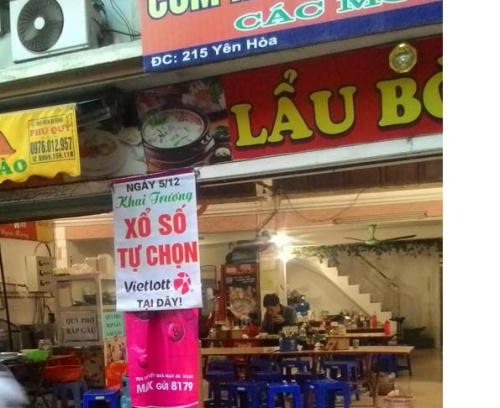 Tấm biển quảng cáo xổ số Vietlott trên phố Yên Hòa (Cầu Giấy, Hà Nội).