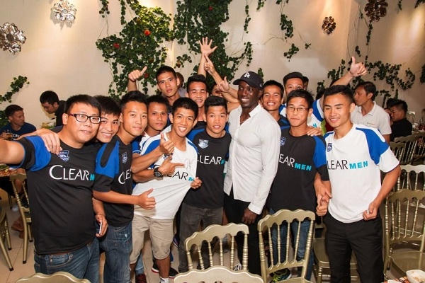 Phạm Anh Khoa gặp gỡ tuyển thủ Ronney Johnsen v&agrave; Dwight Yorke