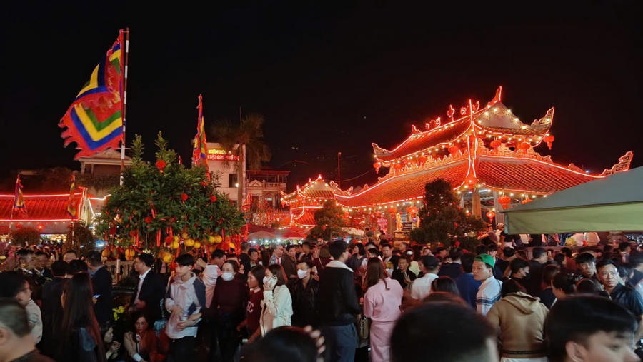 Hàng vạn người đổ về chợ “mua may, bán rủi” Viềng Xuân- Phủ Dầy