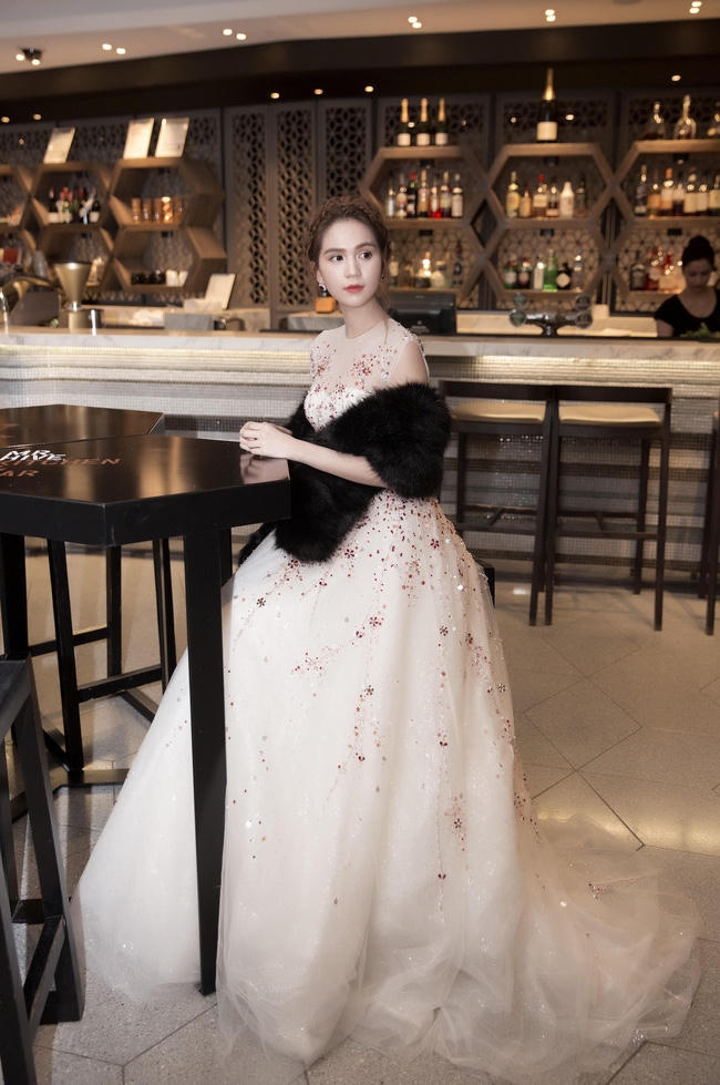Chiếc váy lộng lẫy Ngọc Trinh mặc do NTK Đỗ Long thiết kế .