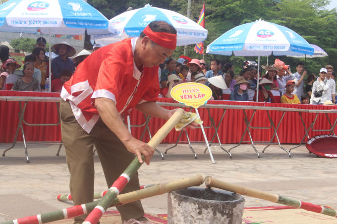 Lau chày là một trong những yếu tố giúp cho chiếc bánh giầy trắng, mịn và ngon.