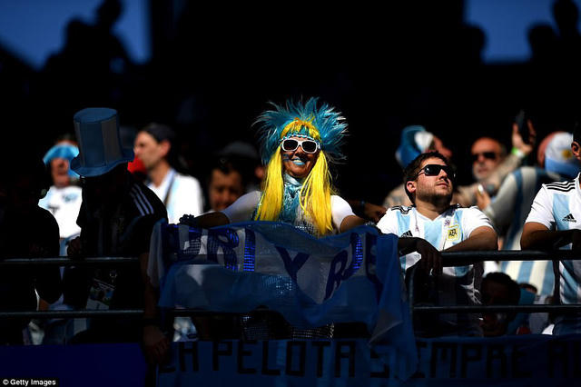 Cổ động viên Argentina có mặt đông ở sân Spartak và mang theo vũ điệu Tango. Ảnh: Getty Images