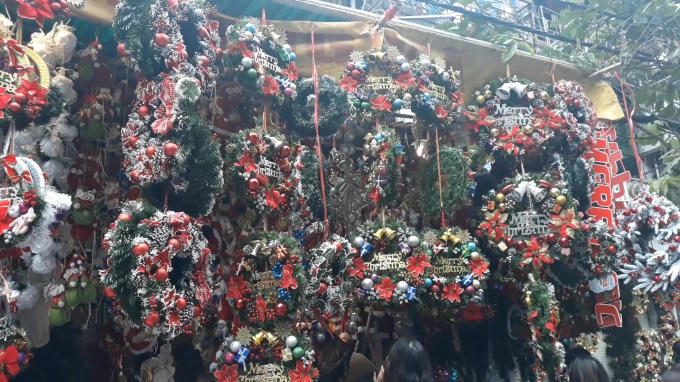 Vòng nguyệt quế để trang trí cửa luôn được nhiều khách hàng quan tâm, lựa chọn.