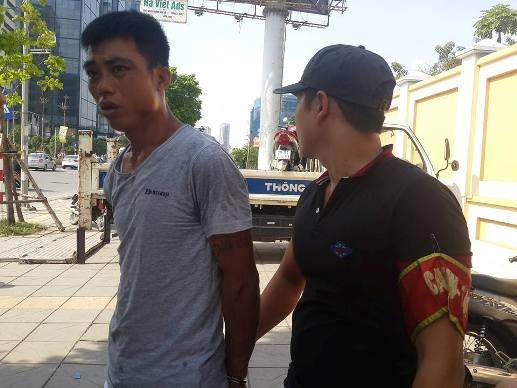 Đối tượng Nguyễn Văn Trung bị tổ công tác tạm giữ để kiểm tra tại chốt.