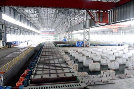 Sau 5 năm bỏ hoang, nhiều thiết bị máy móc đã bị hoen gỉ. Toàn bộ giàn máy các loại trong nhà xưởng rộng mênh mông bị phủ bụi và hoen gỉ. Hàng trăm tấn phôi thép được nhập khẩu từ nước ngoài từ nhiều năm trước không được sử dụng. Ảnh: Lao động.