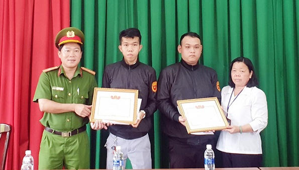 Hinh khen thuong 2 thanh vien