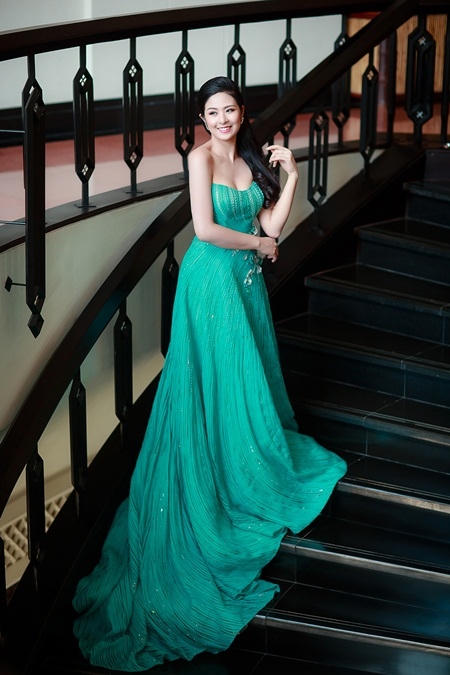 Hoa hậu Việt Nam 2010 chọn đầm dạ hội màu xanh ngọc tôn vòng 1 quyến rũ và làn da trắng.
